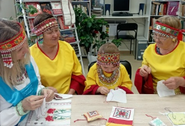 В Ойкас- Кибекской сельской библиотеке прошел мастер-класс "Оберег для защитника"